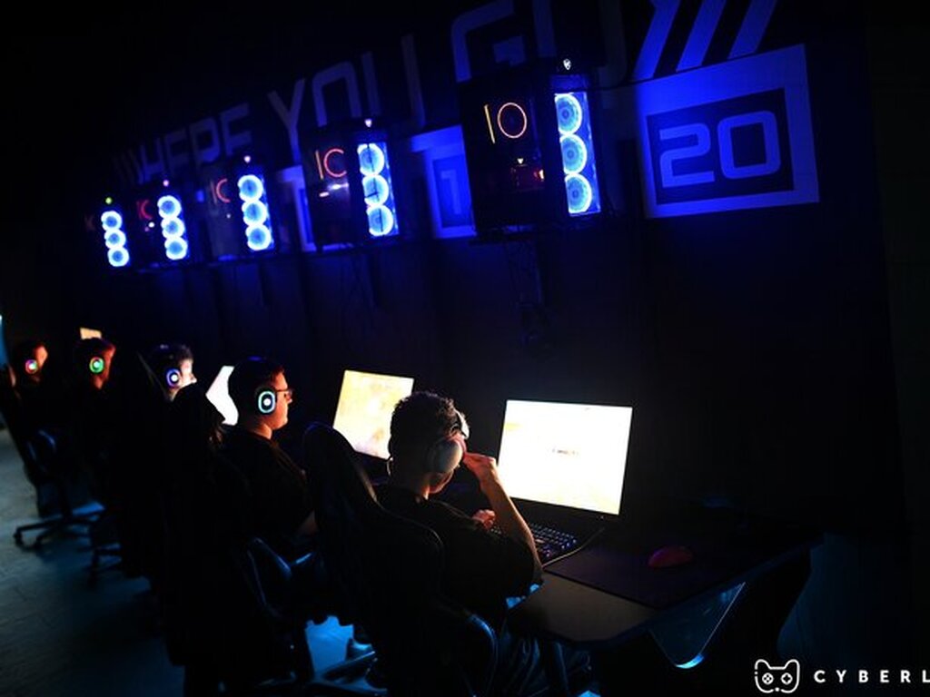 Шумит Гудит родной КлаудКод...