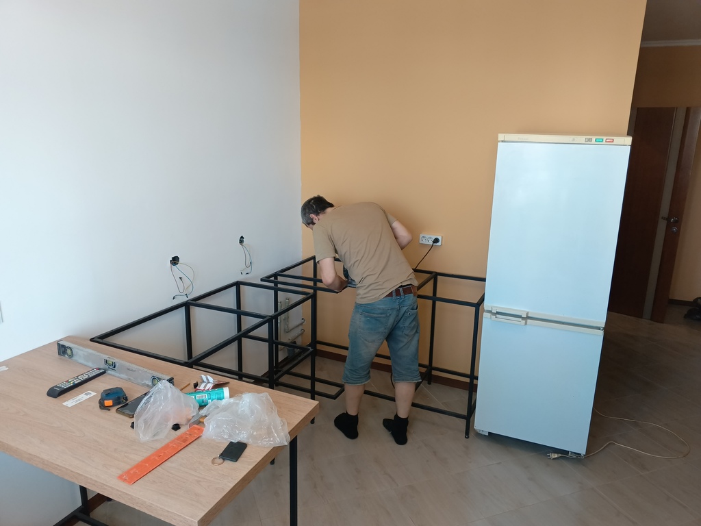 Начинаем собирать кухню.